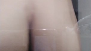 prova anale con dildo sotto la doccia
