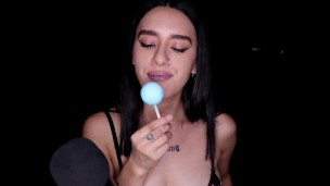 ASMR - CHUPANDO SUCIAMENTE UNA ENORME PALETA