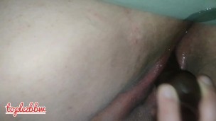 Grosse femme baise son dildo