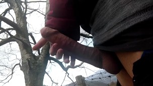 MASTURBÁNDO LA POLLA DE UN DESCONOCIDO EN EL MONTE 