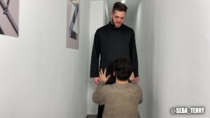 El Cura va a bendecir su casa y pero le bendice el culo