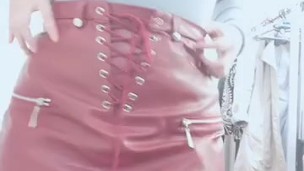 日本人女性がタイトな服を脱い