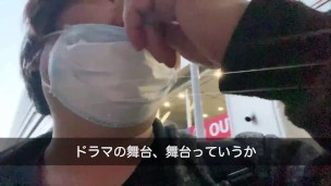 朝から東京駅の周辺を説明する男