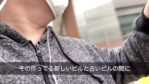 大手町のキッチンカーの様子を確認する男