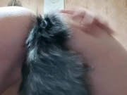 Вставила хвост в свою большую задницу и испытала безумный трясущийся оргазм 8/16