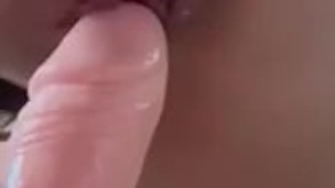 Mi masturbo con un grosso dildo mentre mio marito è al lavoro
