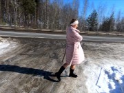 Эксгибиционистка Miss4motivated гуляет голая зимой по дороге 5/16