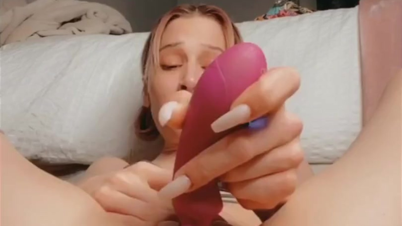 Making myself squirt everywhere with a butt plug in