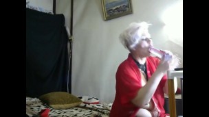 A beautiful mature bitch sucks different types of cocks: from a dildo to a real strong dick!
