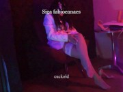 Hotwife se exibindo de salto alto e meias 7/8 para o corninho que te fetiches nos pézinhos dela