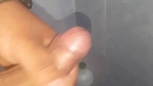 Lo rico que es una paja en la ducha