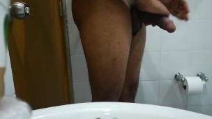 Masaje y masturbación termina en corrida