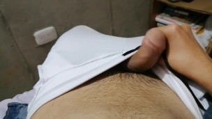 Me masturbo mientras mi mujer está en casa 