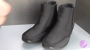 Shoe fetishism　　かわいい黒いブーツにぶっかける