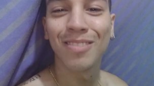 Aburrido acostado en la camita