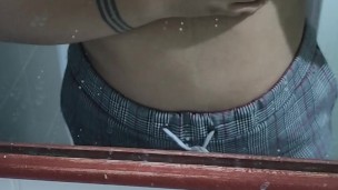 Juego con mis tetas deseando que me den duro