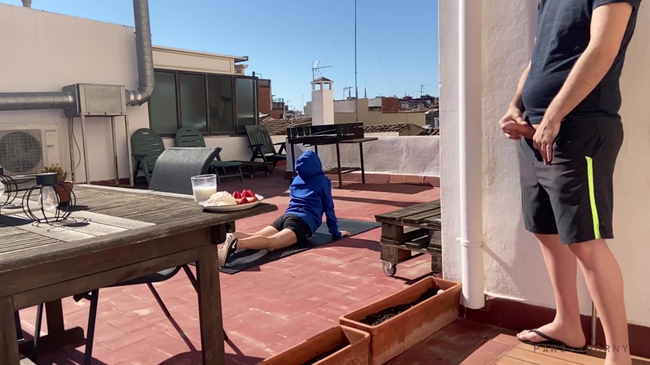 DICK FLASH- Pervert flashing naive fit nanny during her break, she helps out with her perfect ass - RedTube