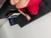 No dejo que vea su serie favorita porque tengo el control de su juguete 1/16