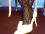 Squeaky White Shoes - Screenshot 12 of 16 - Kink