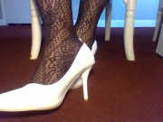 Squeaky White Shoes - Screenshot 13 of 16 - Legs