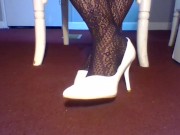 Squeaky White Shoes - Screenshot 2 of 16 - Kink
