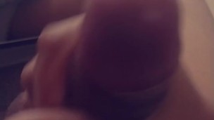 ME MASTURBO EN LA SALA Y ME VENGO EN MI MANO 