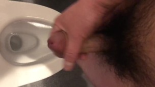 密かにトイレでオナニー/素人射精動画デビュー