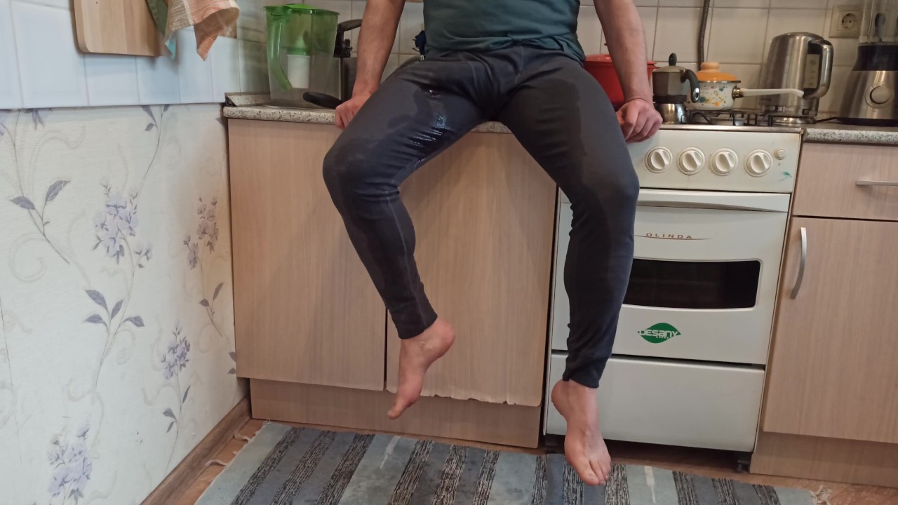 Mijando na cozinha e se masturbando depois de mijar muito nas leggings