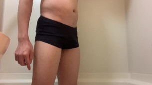 パンティのままでお漏らししてしまう日本人男性。