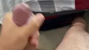 Guy Cums all over himself 
