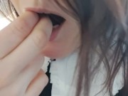 Японская школьница с хвостом в заднице кончает и играет с сосками в примерочной 1/16