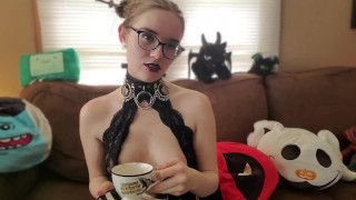 Goth Girl JoI enquanto toma uma xícara de chá e fuma - IzzyHellbourne 