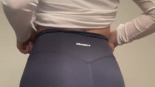 Onlyfans girl showing off leggings