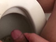[個人撮影] 日本人 男 オナニー トイレでオナニー パイパン トイレ 射精 精子 無修正 ちんこ 手こき - Screenshot 14 of 16 - Selfie