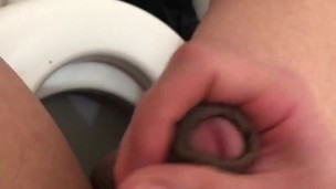 [個人撮影] 日本人 男 オナニー トイレでオナニー パイパン トイレ 射精 精子 無修正 ちんこ 手こき