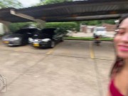 Una amiga que conocí en Tinder me da el control de su juguete en público 1/16