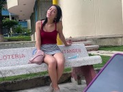 Una amiga que conocí en Tinder me da el control de su juguete en público 12/16