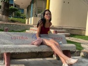 Una amiga que conocí en Tinder me da el control de su juguete en público 15/16