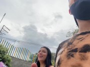 Una amiga que conocí en Tinder me da el control de su juguete en público 3/16