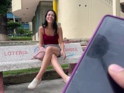 Una amiga que conocí en Tinder me da el control de su juguete en público 8/16