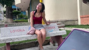 Uma amiga que conheci no Tinder me dá o controle de seu brinquedo em público