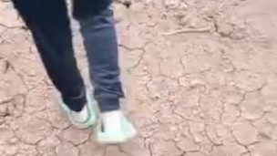 Caminando con MILF por la finca mostrando su cola al aire libre