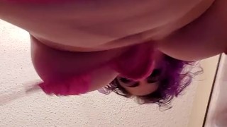 Gia Love sentando na sua cara e ignorando você