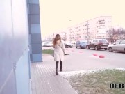 DEBT4k Un agent de recouvrement fait irruption dans l'appartement des mannequins et la baise 1/16