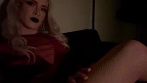 Vampy Annika conversa sedutora ao lado do fogo