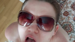 Mulheres maduras com uma bucetinha ruiva peluda gozaram para uma carga de esperma na boca e óculos