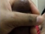 A mi ex le gusta ver su pene botando su leche ( estamos lejo y me pide masturbarme) 