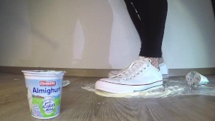 White Converse food crush Jogurt Trailer