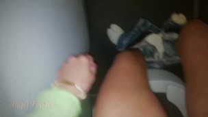 How to pee in the airplane toilet 