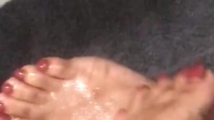 Rubbin my toes 